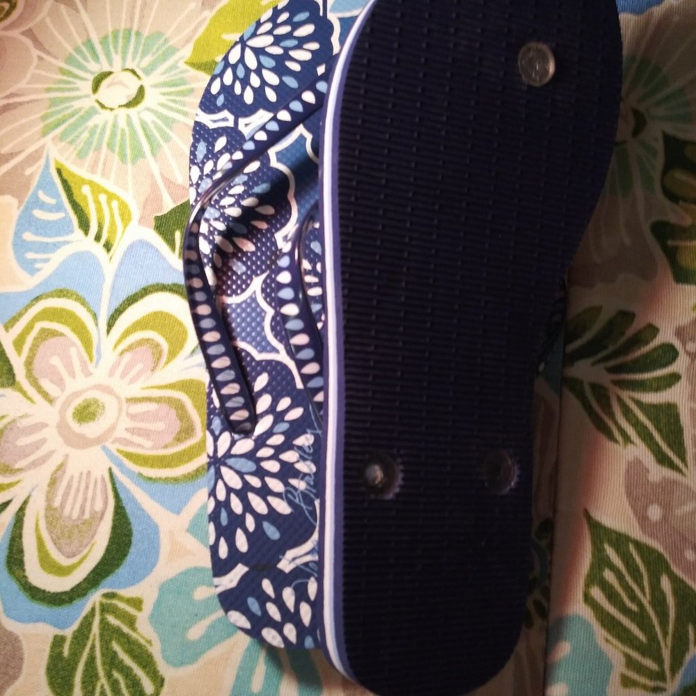 661 Size M Vera Bradley Flip Flops - Picture 3 of 3